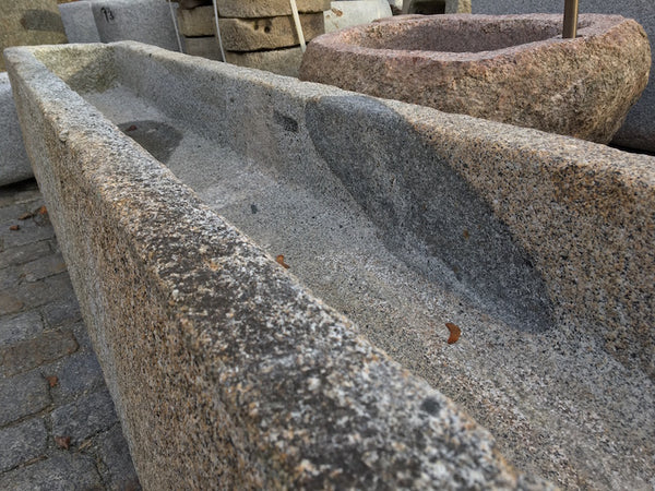 Alter Brunnentrog heller Granit