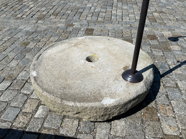 Gartendusche aus einem Mühlrad