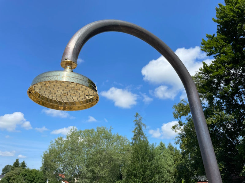 Gartendusche mit Messingwasserauslauf
