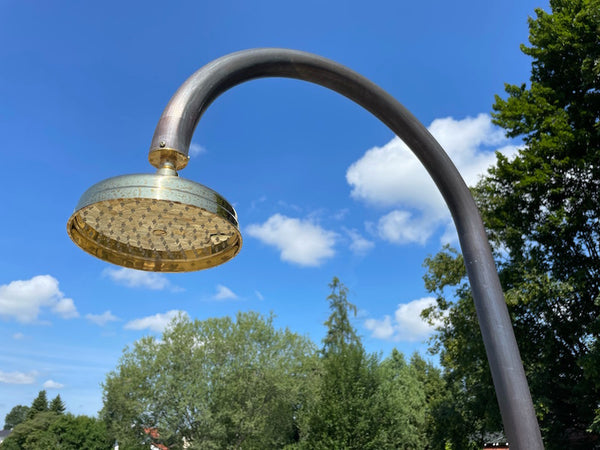 Gartendusche mit Messingwasserauslauf