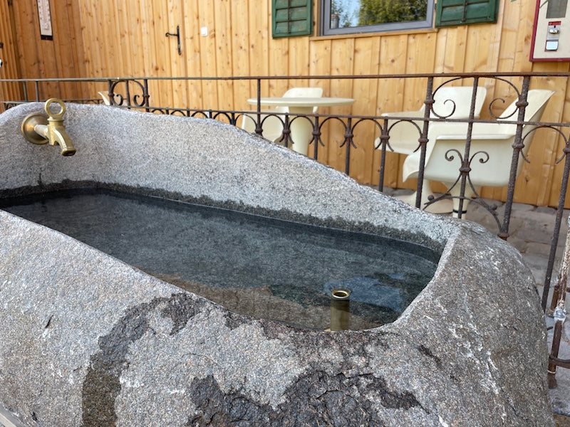 Naturstein Findling mit Messingeinlauf