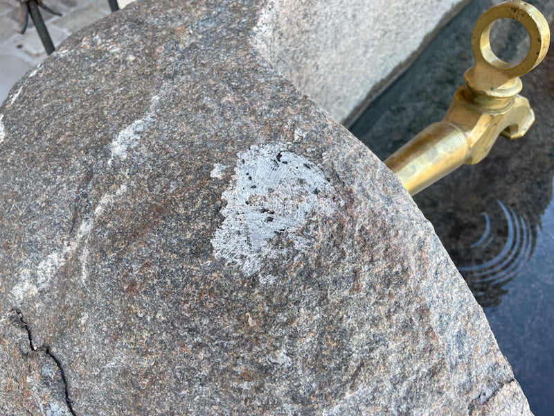 Naturstein Findling mit Messingeinlauf