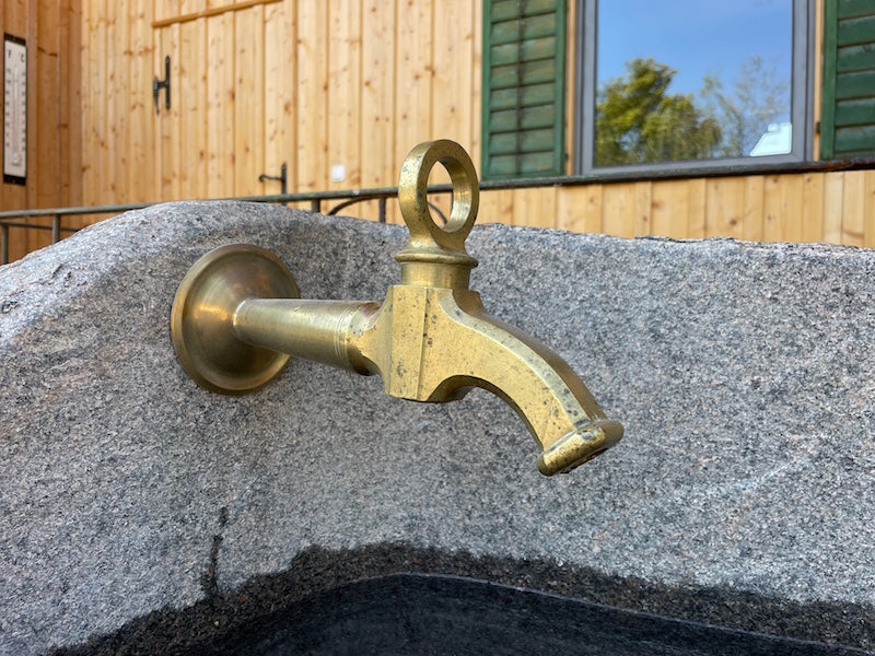 Naturstein Findling Wassereinlauf