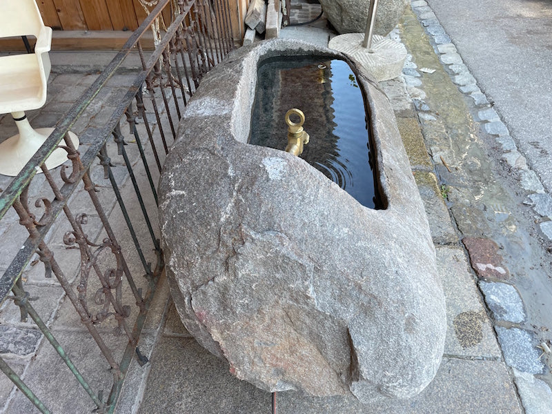 Naturstein Findling mit Messingeinlauf