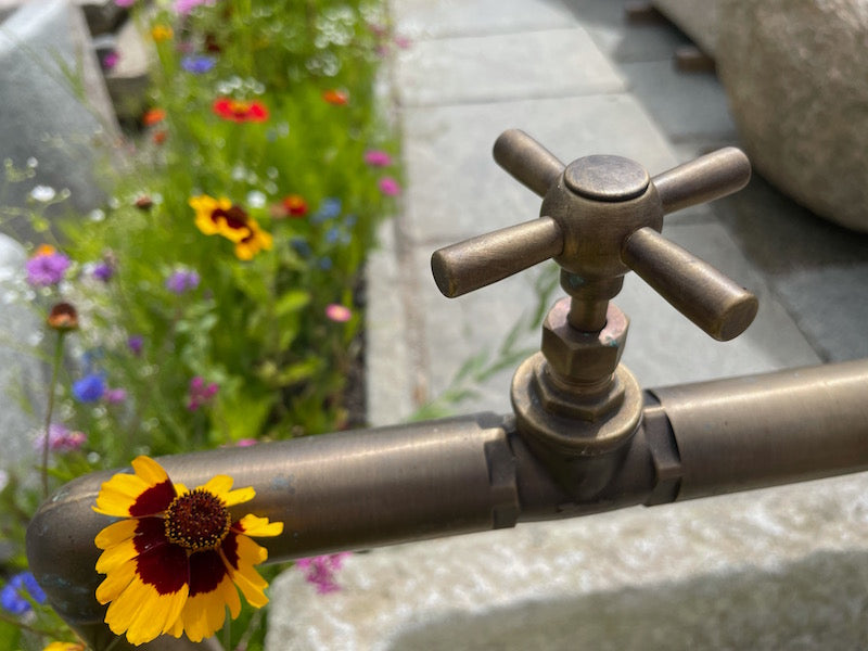Natursteinbrunnen Garten Messinghahn