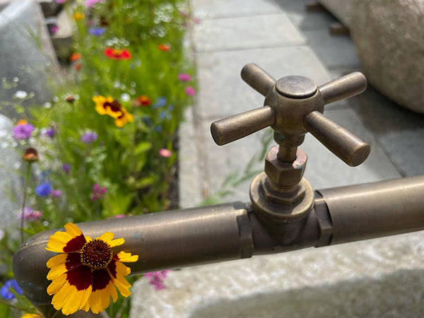Natursteinbrunnen Garten Messinghahn