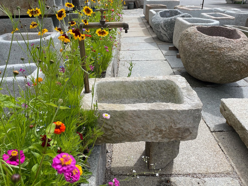 Natursteinbrunnen Garten Seitenansicht