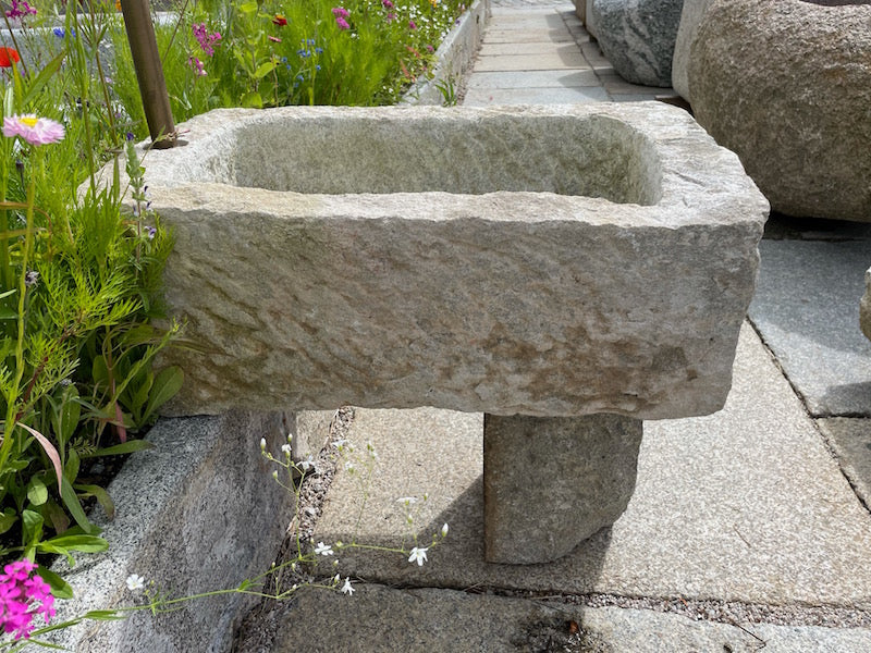 Natursteinbrunnen Garten Rückansicht