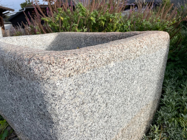 Granitbrunnen Österreich Rückansicht