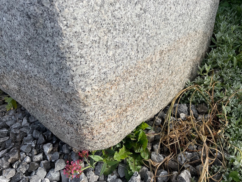 Granitbrunnen Österreich mit Einschlüssen