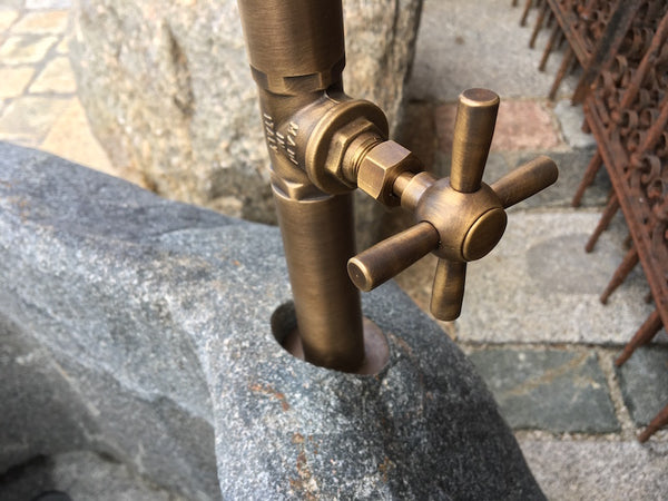 Findlingsbrunnen aus Diabas Detailansicht Handrad