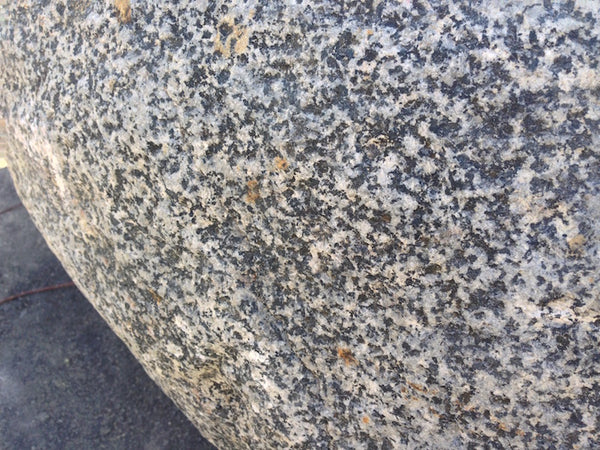 Oberfläche Findlingsbrunnen mit roten Adern