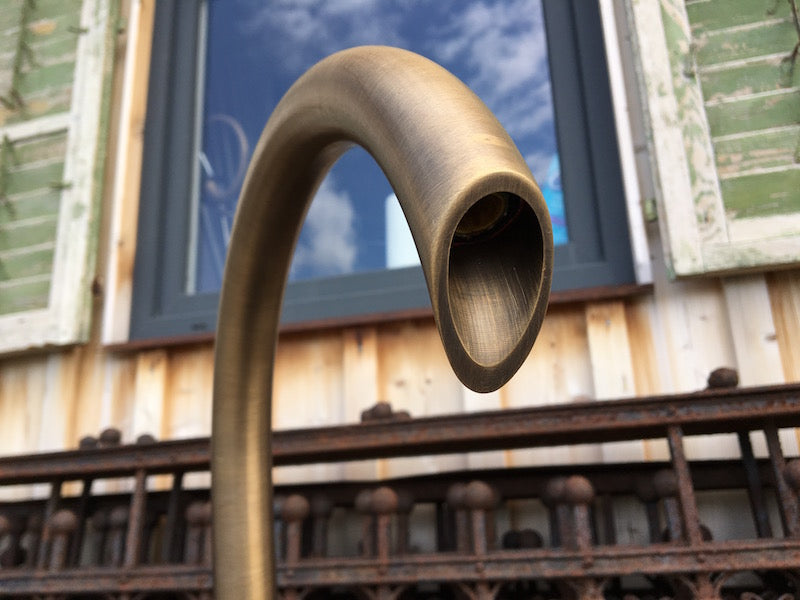 Findlingsbrunnen aus Diabas Detailansicht Einlauf