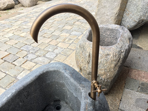 Findlingsbrunnen aus Diabas mit Wassereinlauf