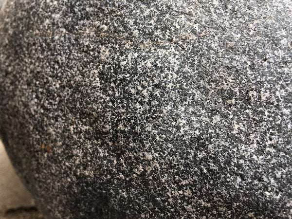 Findlingsbrunnen aus dunklem Diabas