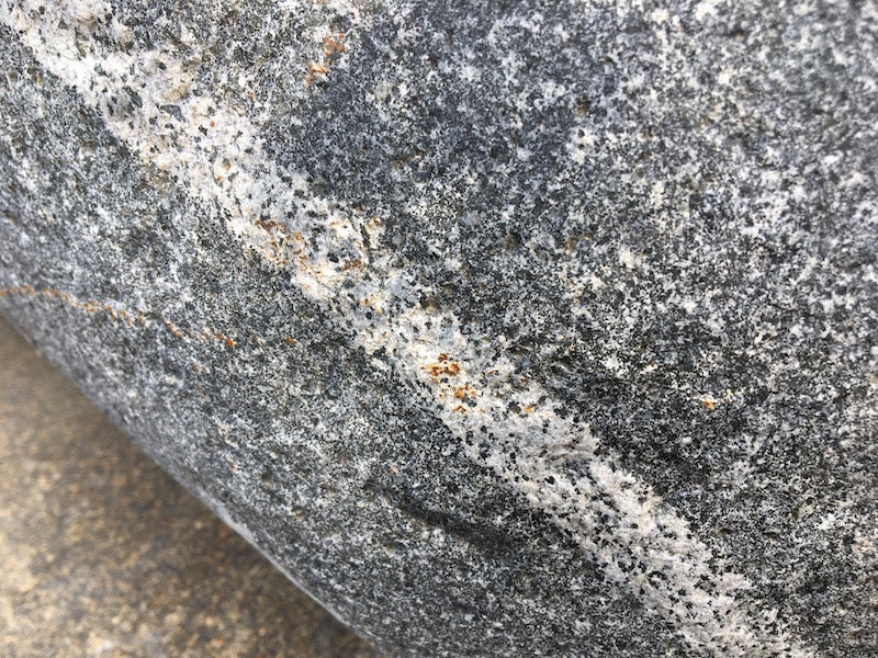 Findlingsbrunnen aus Diabas mit Quarzader