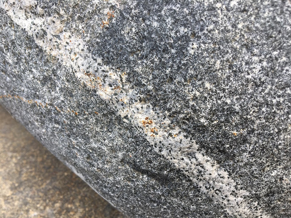 Findlingsbrunnen aus Diabas mit Quarzader