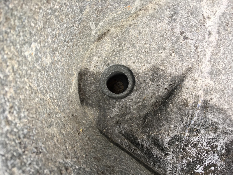 Findlingsbrunnen aus Diabas Wasserauslauf