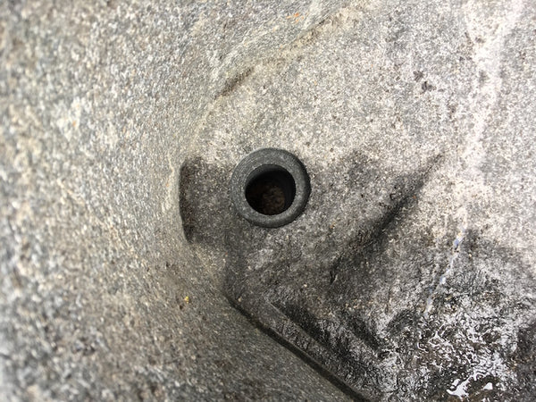 Findlingsbrunnen aus Diabas Wasserauslauf