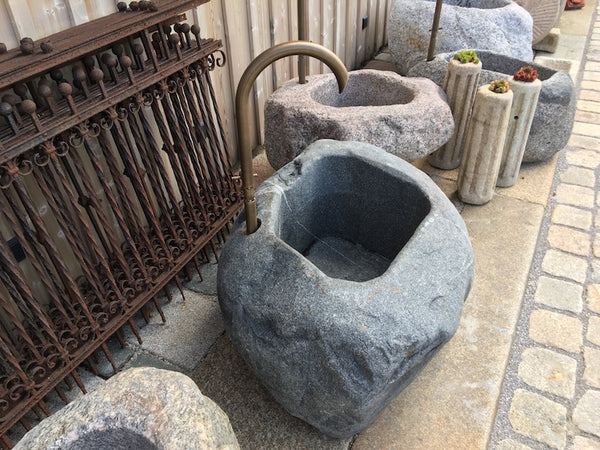 Findlingsbrunnen aus Diabas Seitenansicht