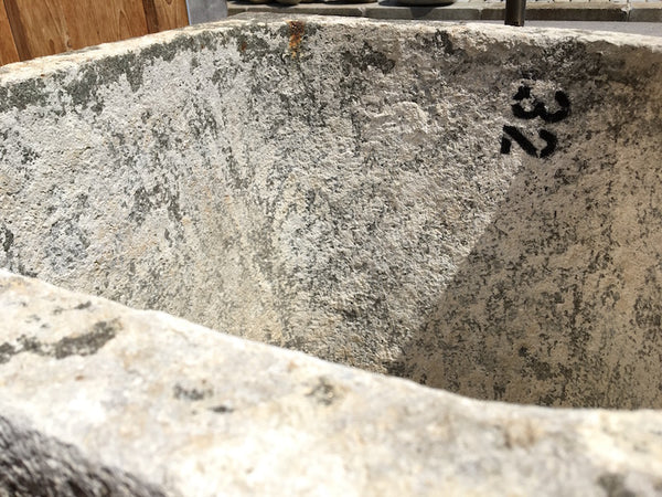 Diorit Steintrog Detail oben Rand