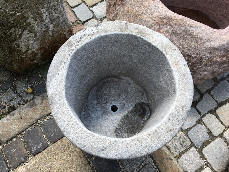 Granitgefäß mit Bohrung