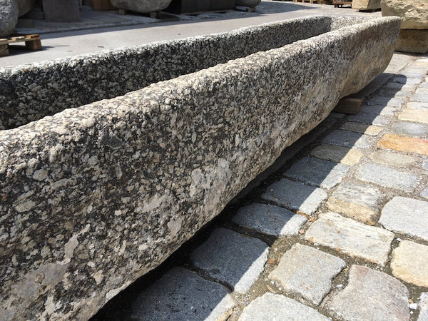 Wassertrog Granit mit Ablagerungen