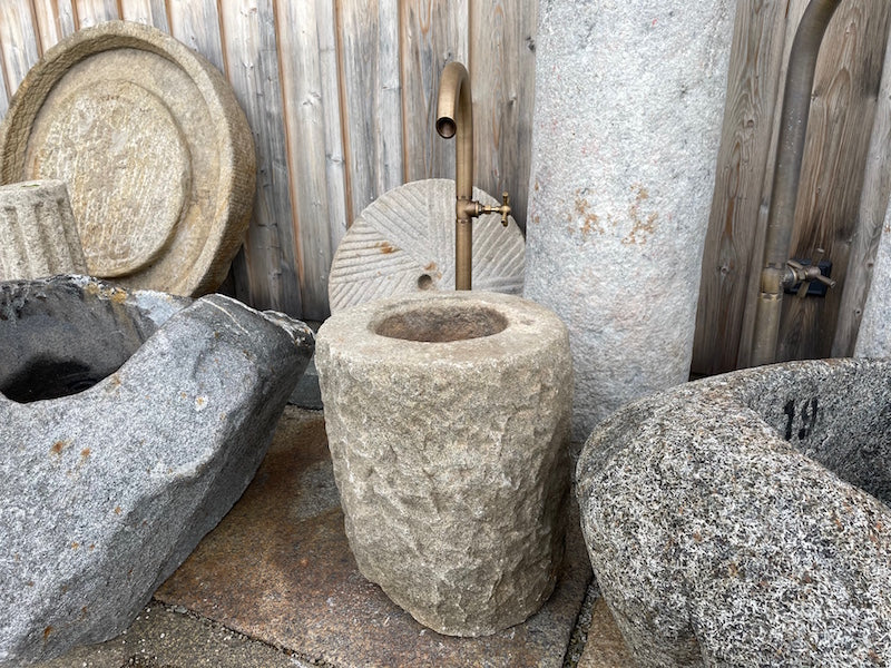 Steinbrunnen rund Ansicht