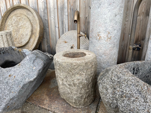 Steinbrunnen rund Ansicht