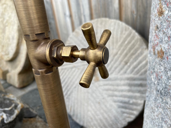 Steinbrunnen rund mit Wasserhahn