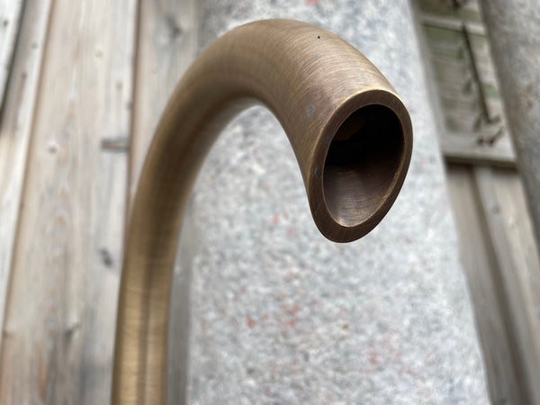 Steinbrunnen rund Wasserauslauf