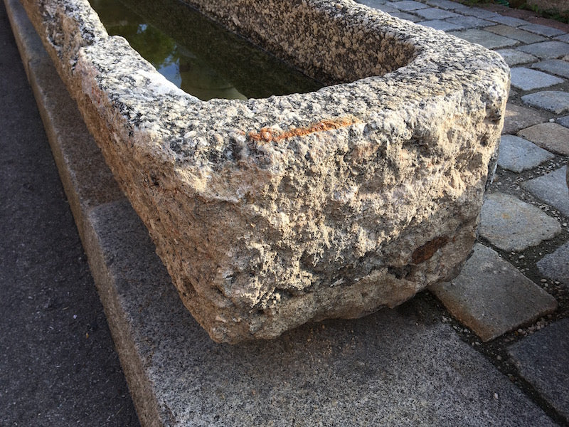 Wassertrog Granit Oberfläche