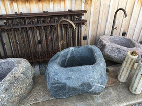 Findlingsbrunnen aus Diabas