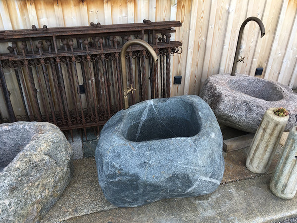 Findlingsbrunnen aus Diabas