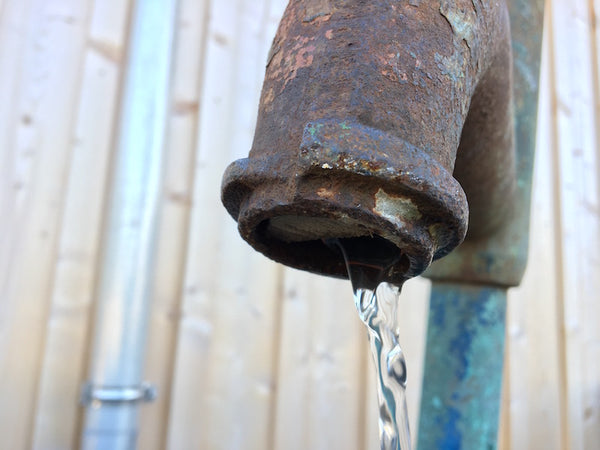 Steintrog mit Schwengelpumpe Detail Wassereinlauf