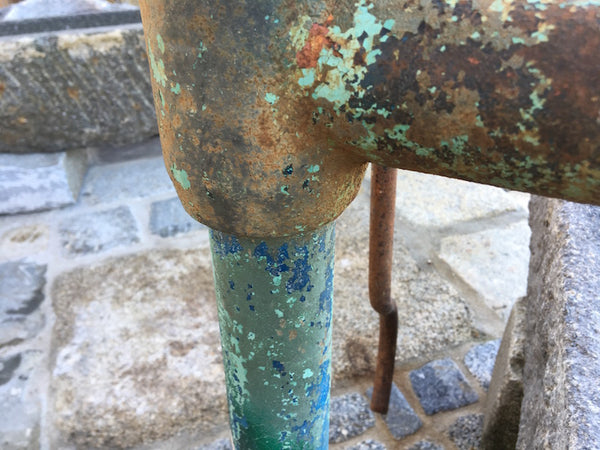 Steintrog mit Schwengelpumpe alt