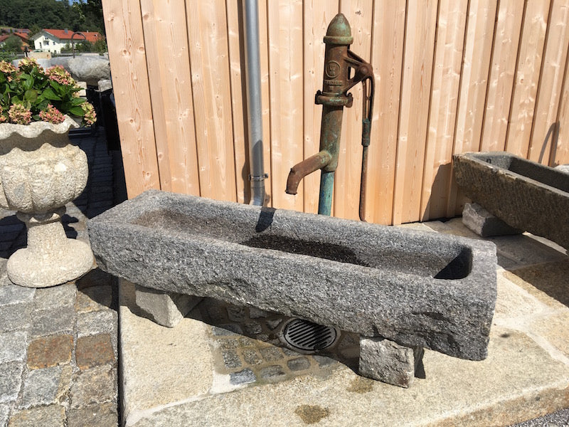 Steintrog mit Schwengelpumpe Seitenansicht