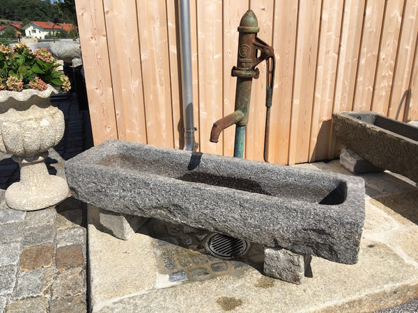 Steintrog mit Schwengelpumpe Seitenansicht