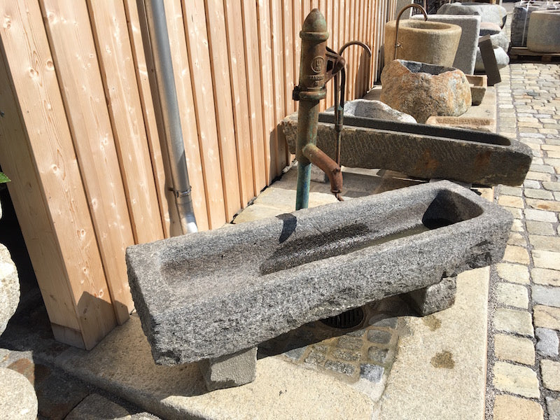 Steintrog mit Schwengelpumpe rostig