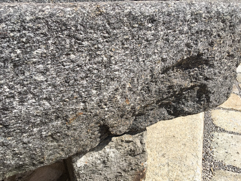 Steintrog mit Schwengelpumpe Oberfläche