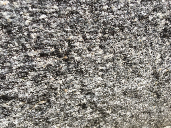 Steintrog aus Granit und mit Schwengelpumpe