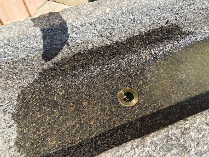 Steintrog mit Schwengelpumpe