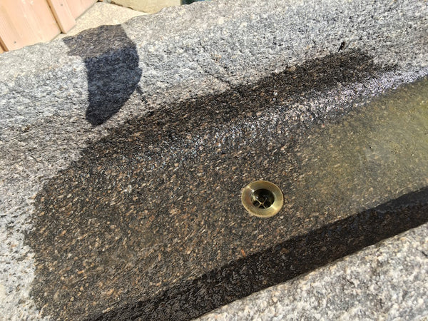 Steintrog mit Schwengelpumpe