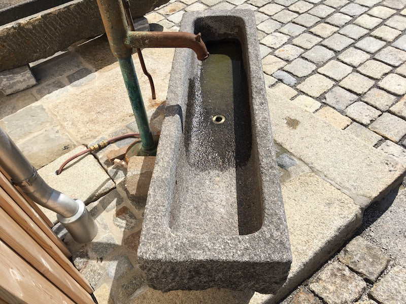 Steintrog mit Schwengelpumpe Draufsicht