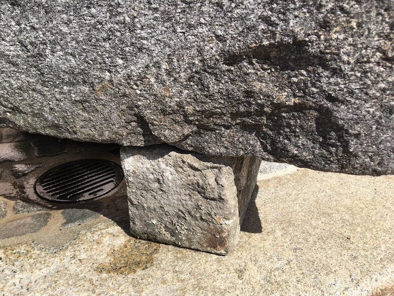 Steintrog auf Füßen und mit Schwengelpumpe