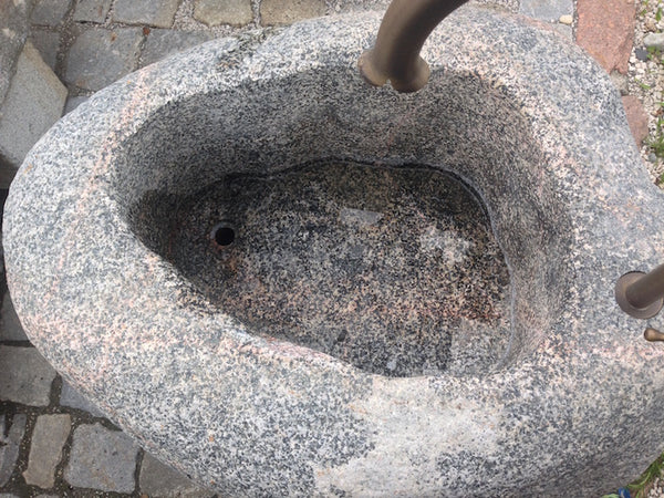 Findlingsbrunnen mit roten Adern Ansicht von oben