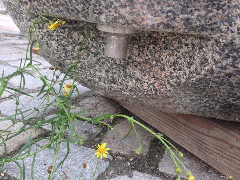 Findlingsbrunnen mit roten Adern