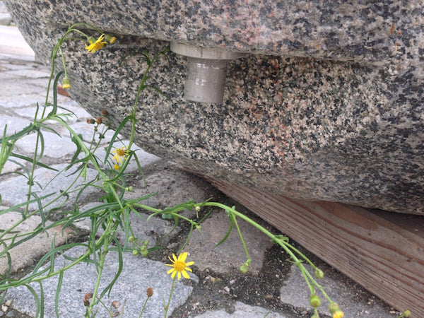 Findlingsbrunnen mit roten Adern