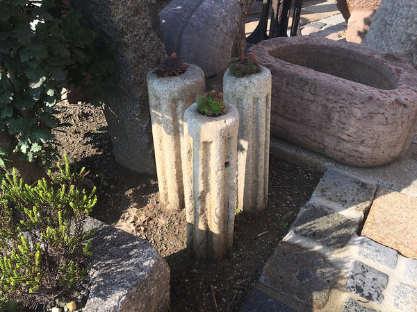 Steinsäulen für Hauswurzen