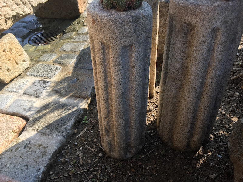 Steinsäulen für Hauswurzen Detail